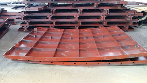 圆柱钢模板厂家告诉大家根据高度加固圆柱钢模的�Ҏ(gu��)��